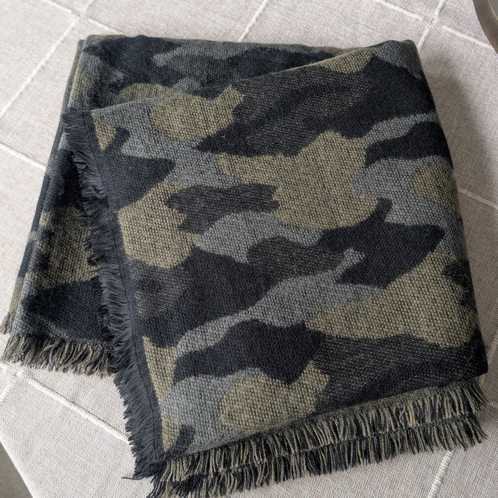 Evereve x Do Everything in Love Textured Fringe Blanket Scarf - Black and Gray